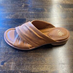 NWT!! Fallon Sandal Luggage